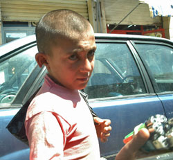 طفل يبيع «القداحات» في البقاع (مروان بو حيدر)