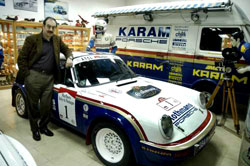 بيلي كرم أمام سيارته «الروثمن» التي شارك فيها في إحدى السباقات والموجودة في متحفه