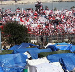 صورة تجمع مخيم المعتصمين والحشود المشاركة في الذكرى الثانية لاغتيال الرئيس رفيق الحريري العام الماضي (أرشيف)