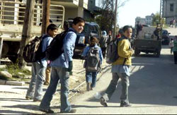 أطفال في طريقهم إلى مدرسة المصيلح