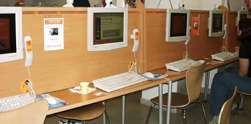 شاشات الكمبيوتر في انتظار مستخدميها في أحد مقاهي برشلونة