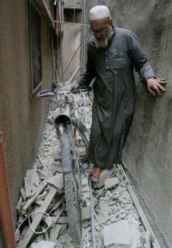 عجوز يتفقد دراجته بعد انتهاء الحرب (رويترزــ أرشيف)