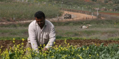 مزارع لبناني يعمل في أرضه عند الحدود مع فلسطين المحتلة (حسن بحسون)