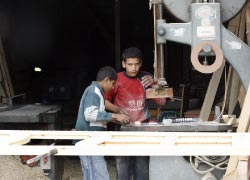 تتفاقم خطورة عدم توافر عناصر السلامة في العمل عندما يتعلّق الموضوع بعمالة الأطفال، وهي آفة اجتماعية مستفحلة في سوق العمل اللبناني. (بلال جاويش)