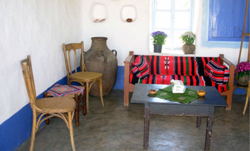 نموذج لبيت ترابي في «قرية البيوت التراثية» في تعنايل حيث سيقام المعرض (عفيف دياب)