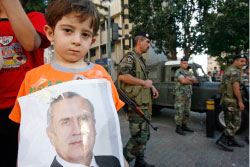 طفل في ساحة ساسين احتفالاً بانتخاب رئيس الجمهورية (مروان طحطح)