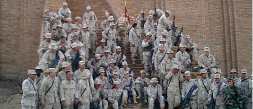 فريق من الجيش الاميركي أمام زقورة أور جنوب العراق وهي ضمن القاعدة العسكرية
