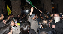 أثناء اقتحام مبنى السفارة البريطانية في طهران أول من أمس (أ ف ب)