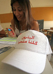 مندوبة لائحة «البترون كلنا منحبّا» داخل أحد أقلام الاقتراع في المدينة (مروان طحطح)