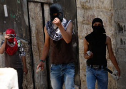 المواجهات في البلدة القديمة في القدس المحتلة أمس (رونين زفولين ــ رويترز)