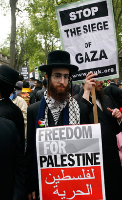 يهودي ارثوذكسي يتظاهر أمام السفارة الاسرائيلية في لندن (أكيرا سيموري ـ أ ب)
