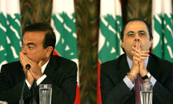 من اليمين أزعور وغصن خلال القاء السنيورة كلمته في الحفل (مروان طحطح)