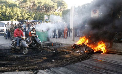 حرق دواليب و قطع طريق المطار (مروان طحطح)