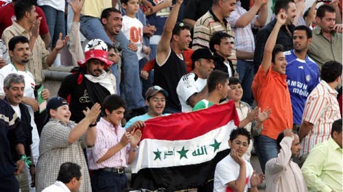 يشجعون منتخبهم الوطني في الأردن (محمد علي)