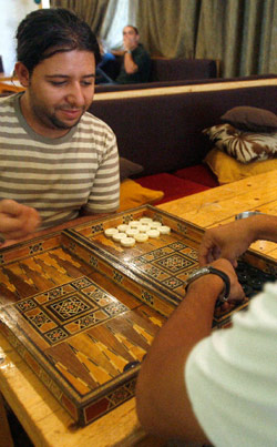 يلعبون «طاولة الزهر» في احد مقاهي بيروت (مروان طحطح)