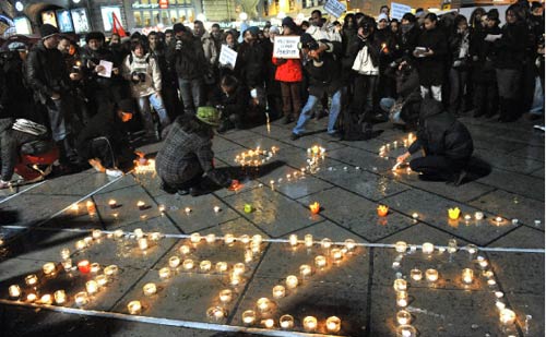 فرنسيّون وعرب يضيئون الشموع لغزّة في مونبيلييه جنوبي فرنسا (باسكال غويو ـــ أ ف ب)