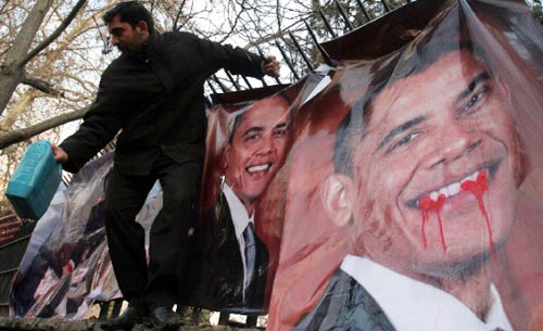 متظاهر يهم بحرق صور لباراك اوباما في طهران امس (سترينغر - رويترز)