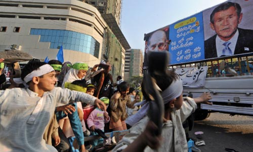 متظاهرون باكستانيون برشقون صور بوش واولمرت بالاحذية في كراتشي امس (آصف حسن - أ ف ب)