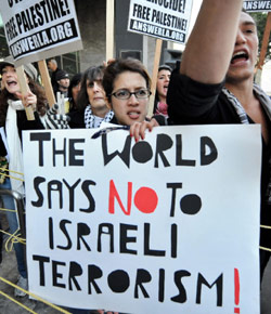 جامعيون أميركيون يعتصمون أمام القنصلية الإسرائيلية في لوس أنجلس (أرشيف ــ أ ف ب)