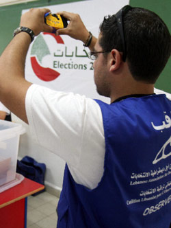 المراقبة بانتظار السماح بالاقتراع  (أرشيف ــ بلال جاويش)