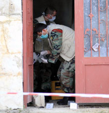 محققان من لجيش خلف الشريط الذي يحدّد مسرح الجريمة (الأخبار)