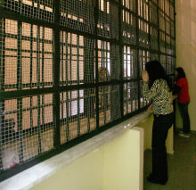 سجون النساء تمتدّ الى خلف قضبانها (هيثم الموسوي)