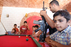 السلاح منتشر في المخيم (مروان طحطح)