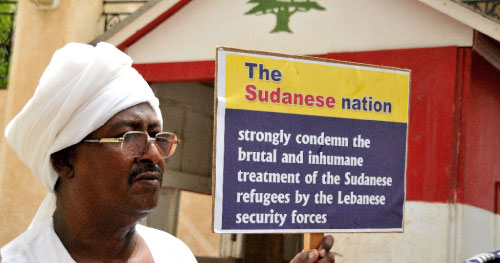طالب البعض في الخرطوم باعتذار لبنان من الشعب السوداني (أشرف الشاذلي ــ أ ف ب)