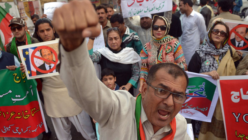 متظاهرون ضد الرسوم المسيئة التي ظهرت في «شارلي ايبدو» أمام القنصلية الفرنسية في كراتشي أمس (رضوان تباسوم ــ أ ف ب)