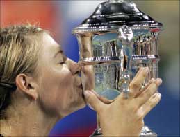 الروسية ماريا شارابوفا تقبّل كأس بطولة الولايات المتحدة المفتوحة (رويترز)