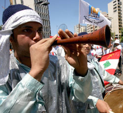 يعزف على المزمار خلال التظاهرة (بلال جاويش)