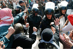 متظاهرون يشتبكون مع الشرطة المصرية خلال مسيرة للدفاع عن غزة الجمعة الماضي (رويترز)