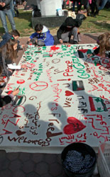 تلاميذ سوريون يتضامنون مع غزة رسماً امس (خالد الحريري ــ رويترز)