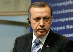 رئيس الوزراء التركي، رجب طيب أردوغان، متحدثاً خلال مؤتمر صحافي في بروكسيل ( فرجينيا مايو - أ ب)