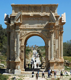 قوس النصر على مدخل مدينة لابيس ماغنا الرومانية في ليبيا