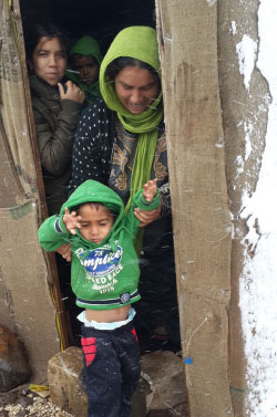 اطفال معرّضون للموت في بيوت الخشب في عكار (الأخبار) 