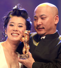 نان يو والمخرج وانغ كوانان يتسلمان الدب الذهبي