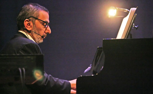 على البيانو في حفلة الأونيسكو الأخيرة (مروان طحطح)