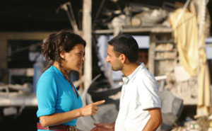 جورج خبّاز وندى أبو فرحات في «تحت القصف» الذي حاز جائزة المهر الذهبيّة لأفضل فيلم
