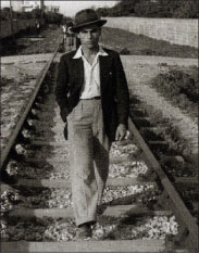 صورة لرجل مجهول التُقطت في الخمسينيات، على سكة قطار عين الحلوة في صيدا