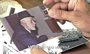 صورة الحاخام مخلوف بيتون في يد أحد أبنائه