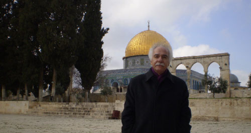 ... في جوار المسجد الأقصى خلال زيارته القدس