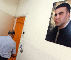 حسين دندش خارجاً من غرفة ابنه فادي (مروان طحطح)