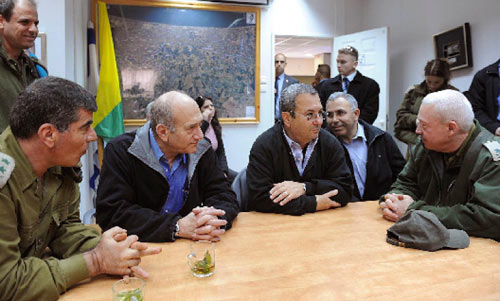 اجتماع لأولمرت وباراك وأشكنازي مع قادة عسكريين في قاعدة تسليم أمس (آموس بن غيرشوم - رويترز)