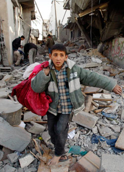 فتى فلسطيني يغادر منزله في خزاع جنوب غزّة (ابراهيم أبو مصطفى ــ رويترز)