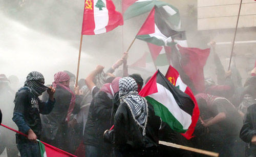 دخان ومياه تغمر المتظاهرين (هيثم الموسوي)