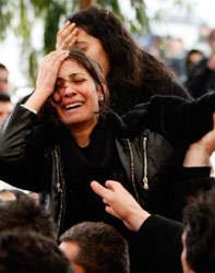 ابنة الشهيد زين الدين تبكي والدها (حسين ملا - أ ب)