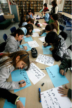 خلال أحد النشاطات المدرسيّة حول الخط العربي (أرشيف ــ مروان طحطح)