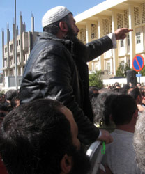 أحد المعتصمين أمام قصر العدل في طرابلس أمس