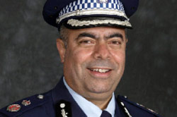كالداس في بزّة الشرطة الاسترالية الرسمية (أرشيف)
